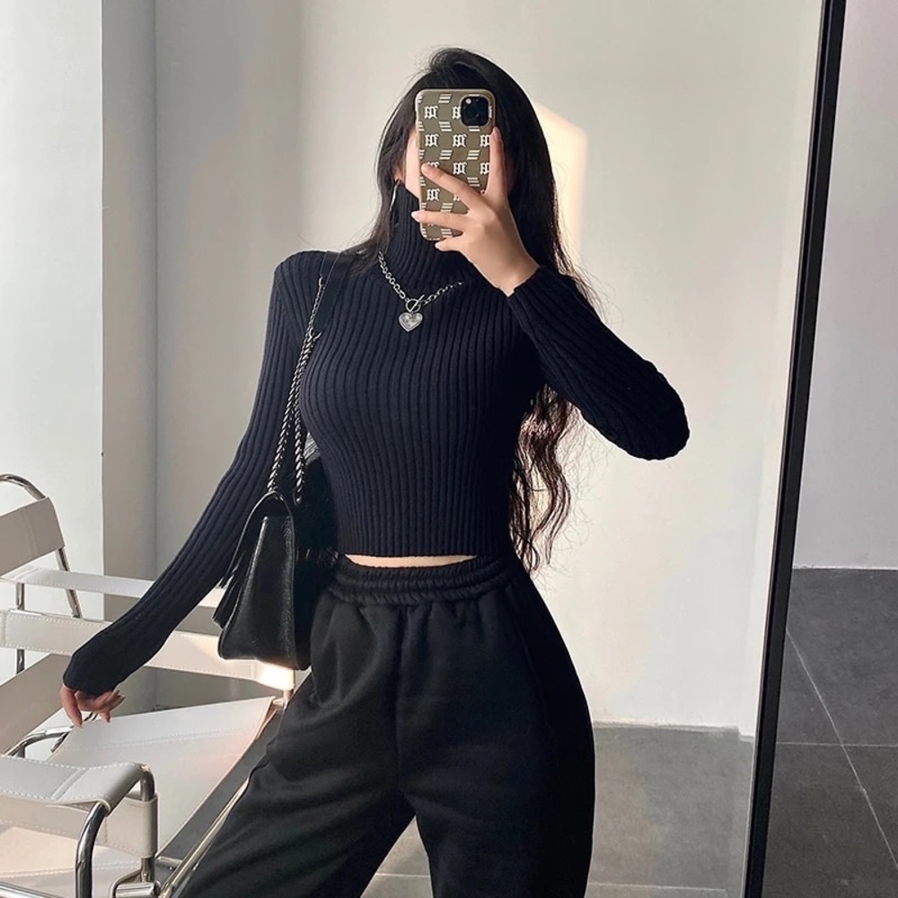 Turtleneck Crop Slim Knit Sweater amazing quality. Size S-M.